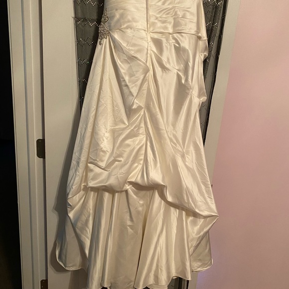 NWOT DAVID’S BRIDAL WEDDING DRESS, Ivory in color says size 12. - Picture 4 of 16
